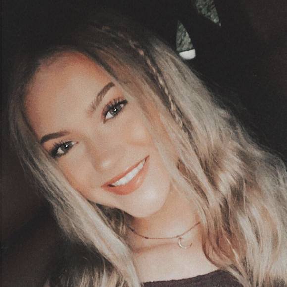 Meet your Posher, Alyssa - Picture 1 of 1